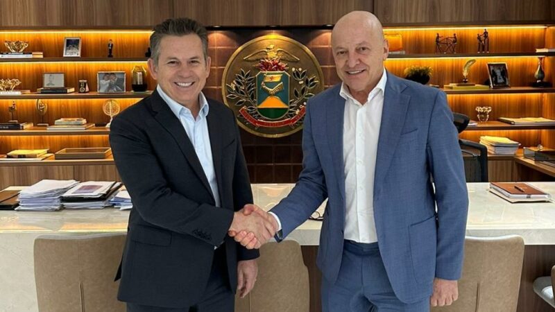 Mauro Mendes passa a faixa de governador para Otaviano Pivetta no dia 31 de março
