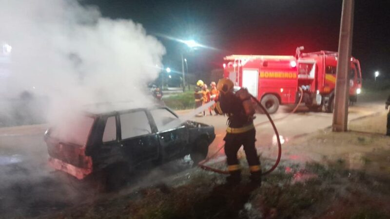 Corpo de Bombeiros combate incêndio em carro de passeio em avenida de Sinop