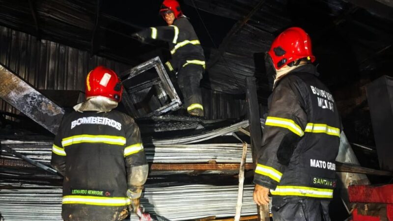 CAMPO VERDE: Bombeiros controlam incêndio em depósito comercial e evitam propagação do fogo