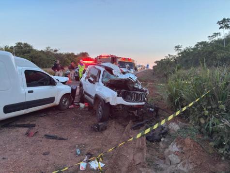 Colisão na BR-163 deixa dois mortos e fecha rodovia