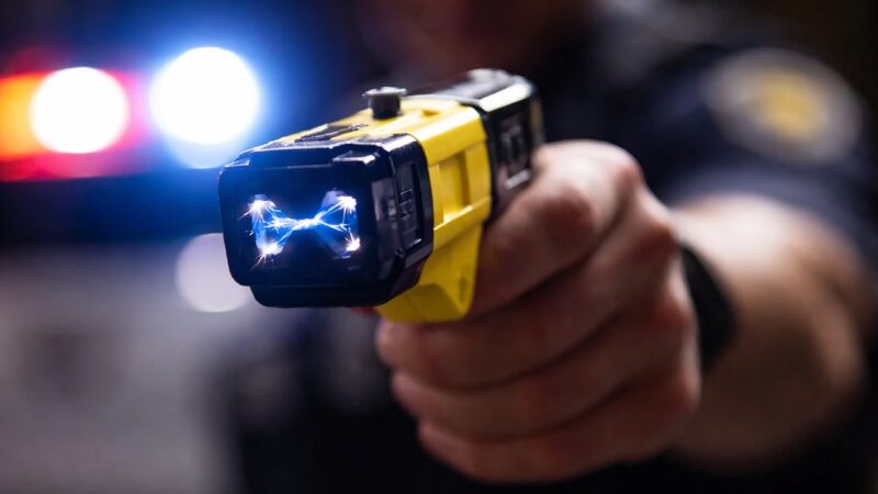 Homem é detido após usar pit bull contra policiais