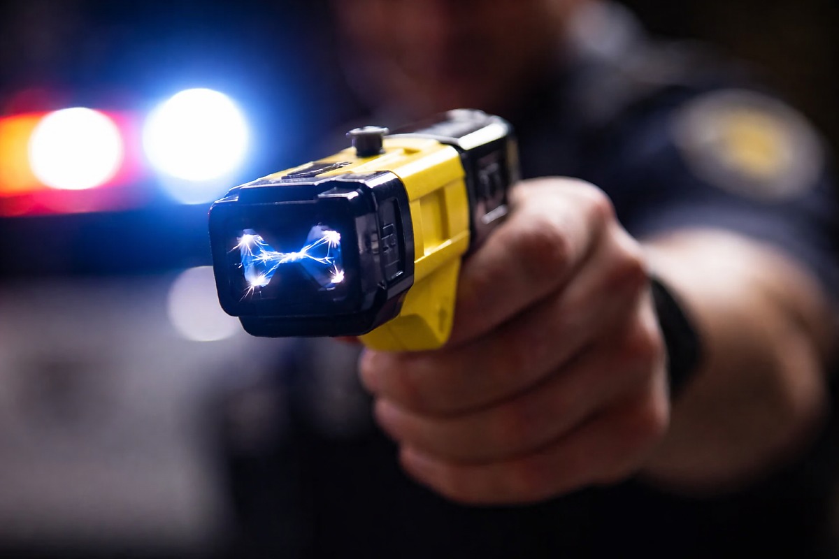 Homem é detido após usar pit bull contra policiais