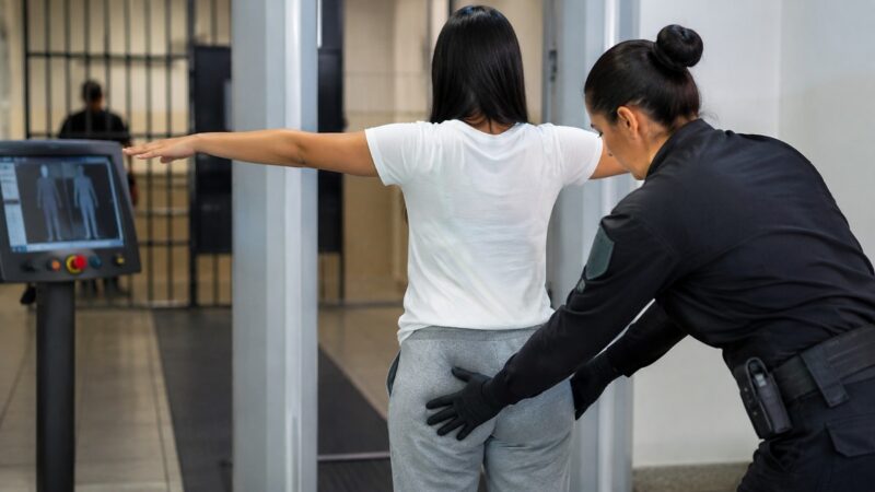 Mulher é detida ao transportar droga para presídio