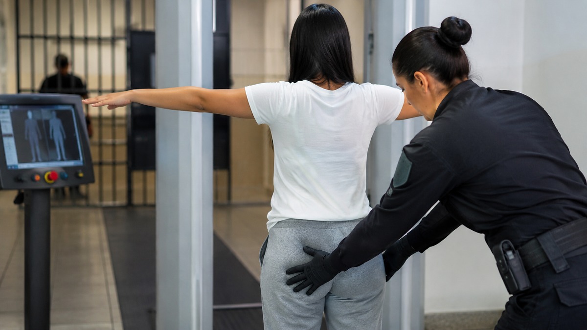 Mulher é detida ao transportar droga para presídio
